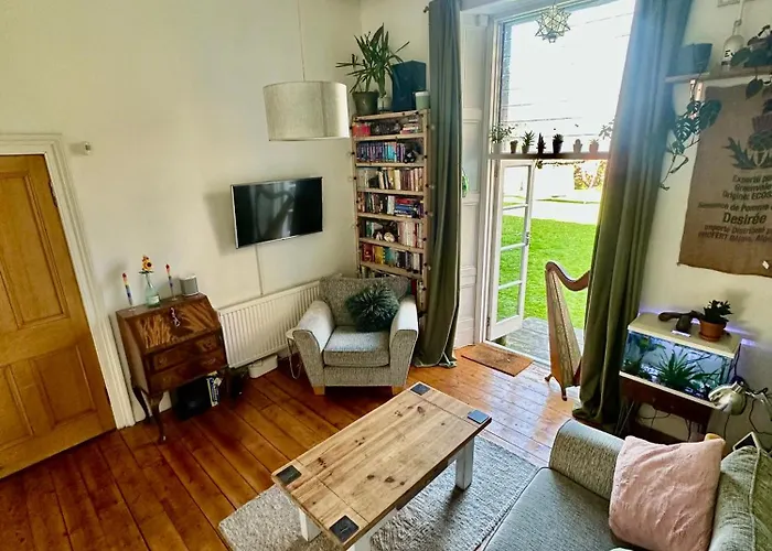 Quirky Apartment In Leith